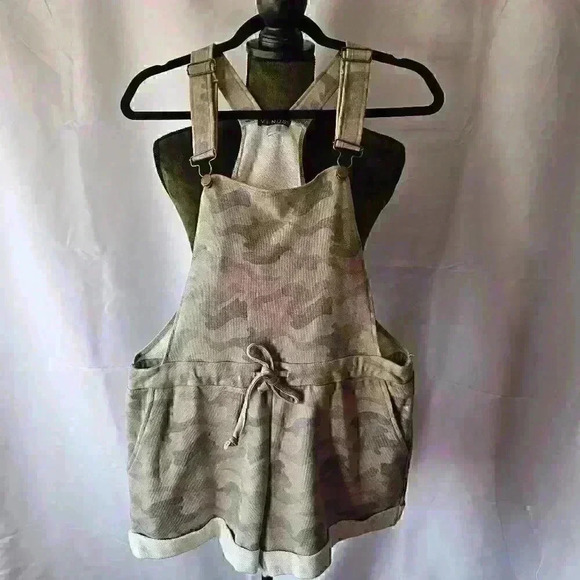 VENUS Pants - Venus Camoflauge Lounge Short Overalls, Size XS